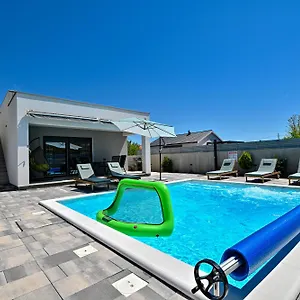 House Sara With Heated Pool Ferienhaus